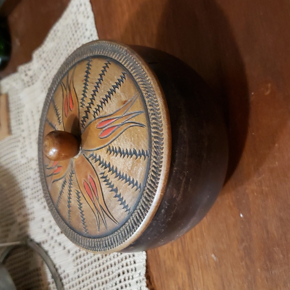 SOLD - Hand turned myrtlewood lidded bowl - Picture 2 of 8